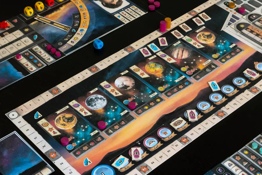 ガリレオ・ガリレイのボード上に並んだ発見カードと大学トラックのコンポーネント」