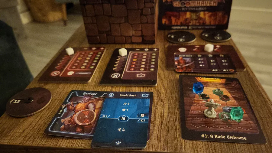 グルームヘイヴンボタンズバグズのイニシアティブ処理｜モンスターのアクションカードとプレイヤーの駒が並ぶボード