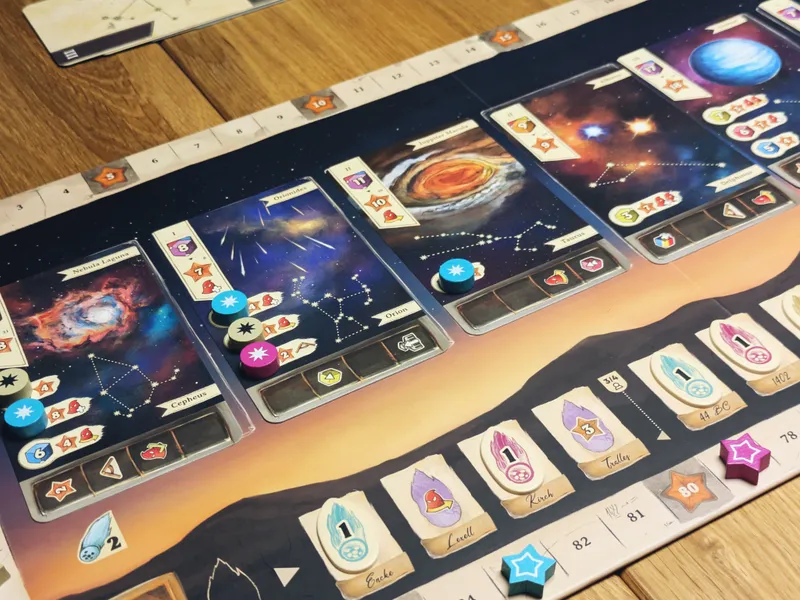 ガリレオ ガリレイのメインボードの発見カードと観測ダイス、アクション選択の場面