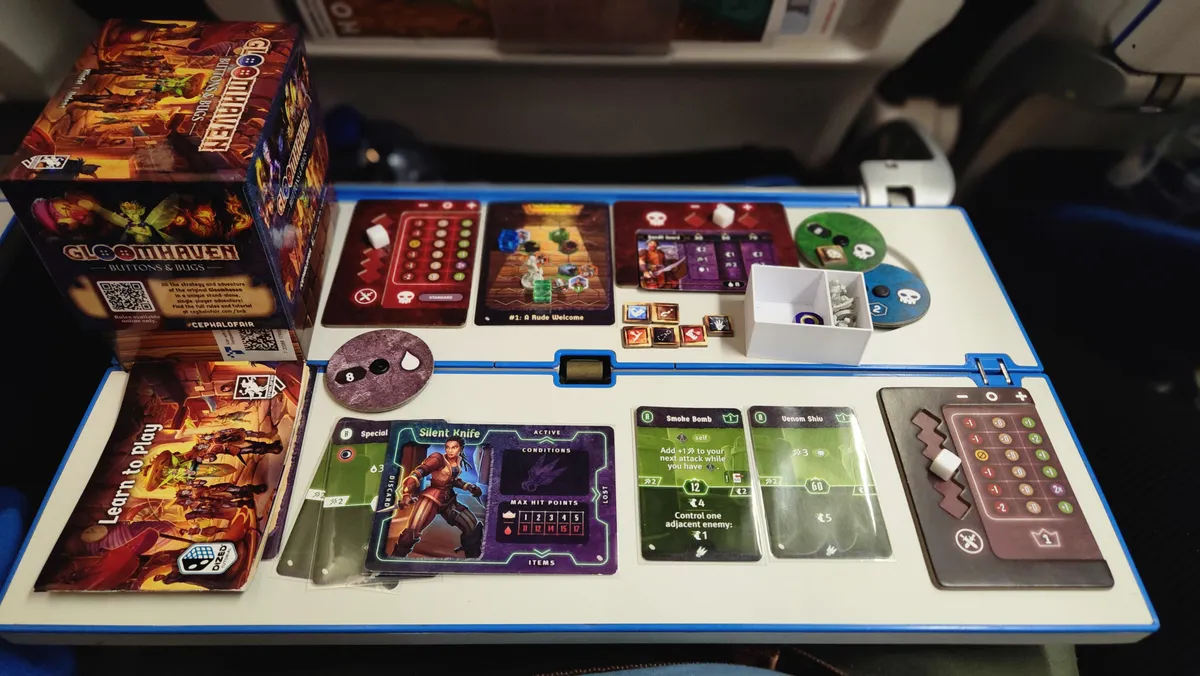 グルームヘイヴン：ボタンズ＆バグズのプレイイメージ｜飛行機のトレイにキャラクターカードとボードを並べた準備の様子