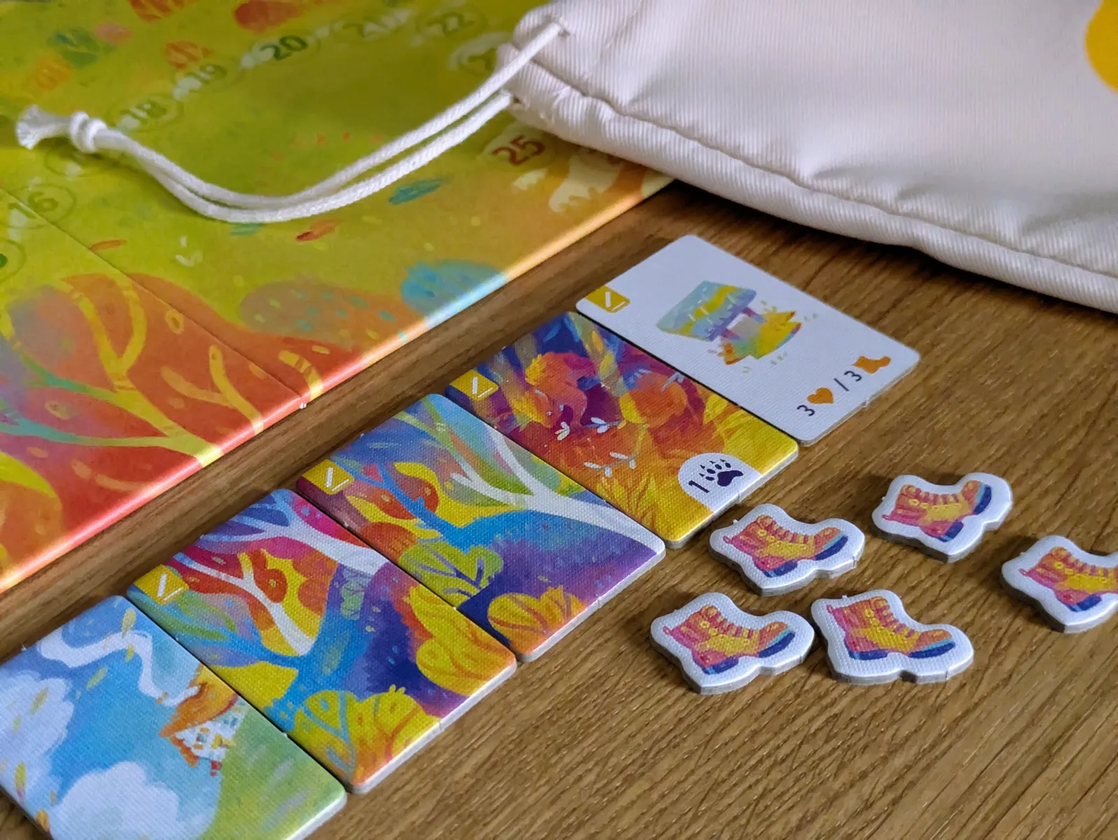 『レフュージ』で袋から引いたタイルを選んで配置する場面