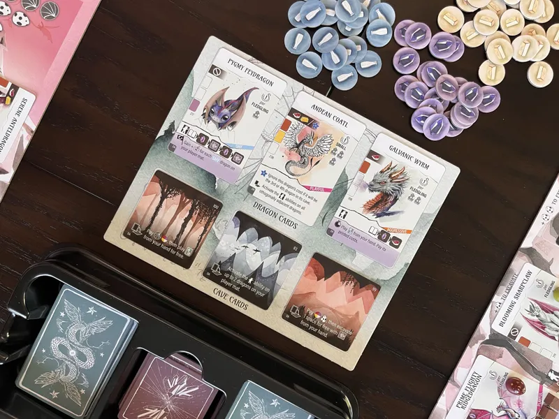 ワイアームスパン 拡張：ドラゴン・アカデミーの洞窟カードやギルドタイル、目標タイルと追加コンポーネント