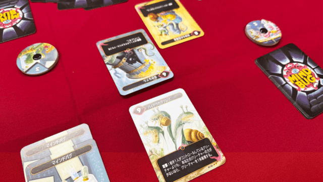 対戦中のゲームの盤面。ライフトラッカーや場のクリーチャーが確認できる。