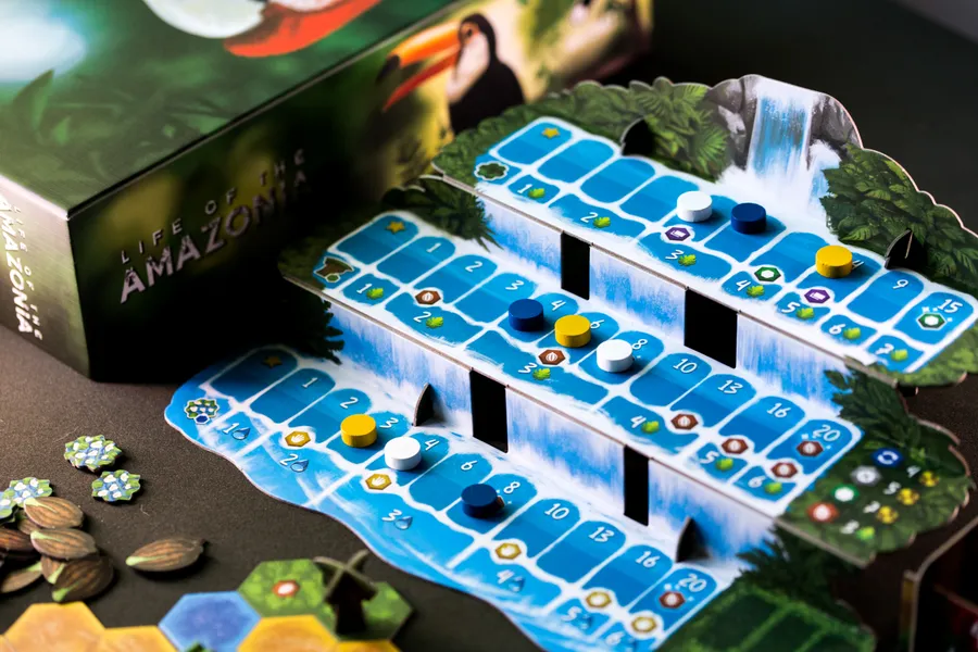 ボードゲーム『ライフ・オブ・ジ・アマゾニア』の地形タイルでジャングルを拡張している様子と滝ボード