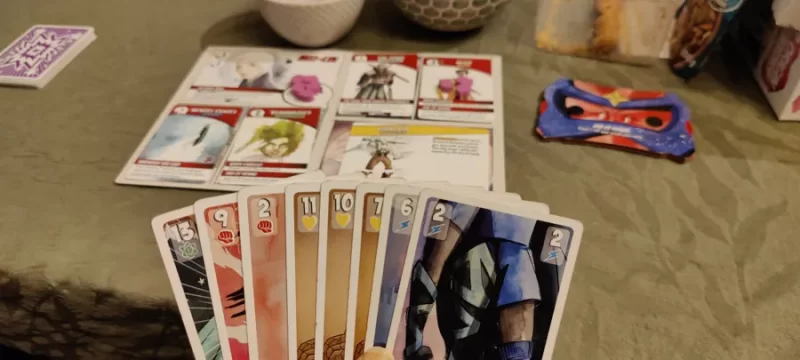 ボードゲーム『オリジン・ストーリー』のプレイ風景と手札カードのイメージ