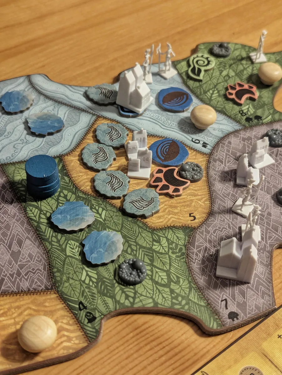ボードゲーム「スピリットアイランド 自然の化身」における、精霊専用トークンと土地上の状態を示す盤面