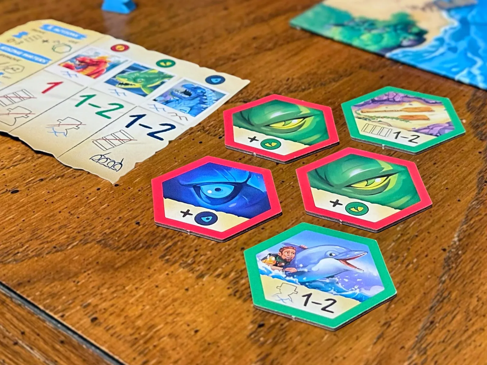 ボードゲーム「アイランド」の島タイル裏面。即時効果タイルと能力タイルの例