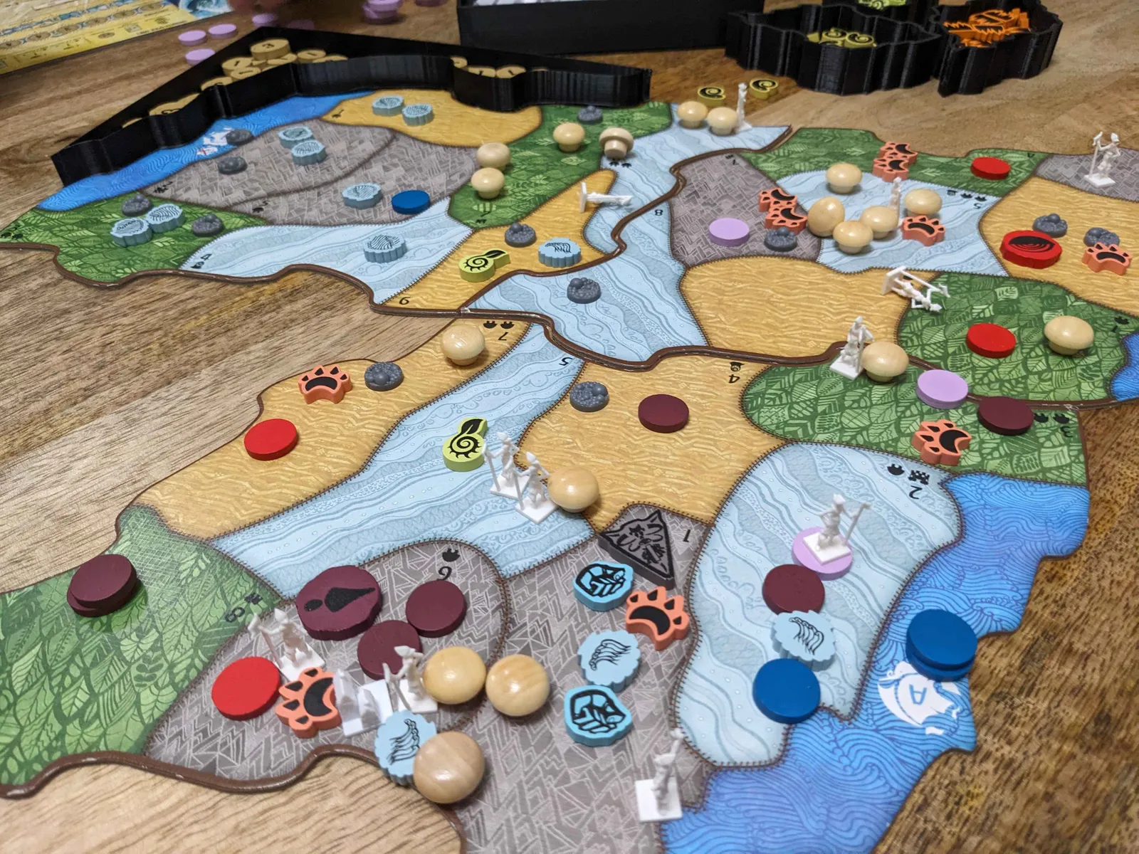 ボードゲーム「スピリットアイランド 自然の化身」で化身（インカルナ）を配置した盤面全体の様子
