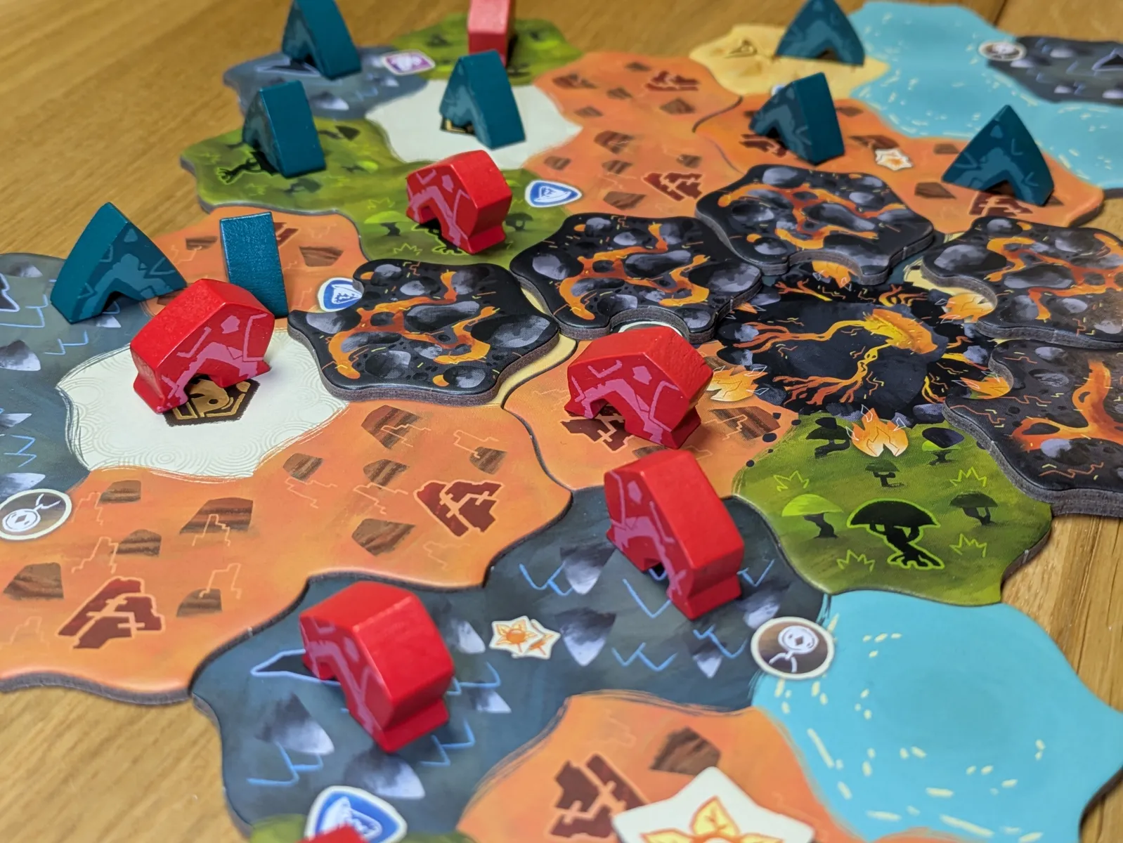 ボードゲーム「デワン」のマップ上に配置された野営地と地形タイル