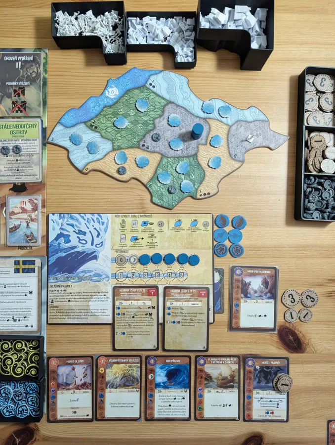 ボードゲーム「スピリット アイランド 自然の化身」で、様相（アスペクト）カードを含む精霊ボードとセットアップ例