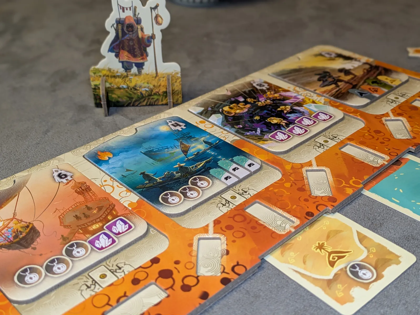 ボードゲーム「デワン」の物語タイルと部族ボード。